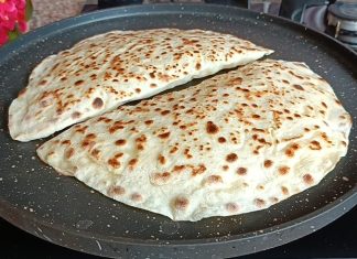 Sofralarda Cızlama Ve Gözleme Gelenekten Modern Sofralara Cızlama ve gözleme, Türk mutfağının sevilen hamur işi lezzetleri arasında yer alır. Her iki yiyecek de özellikle kahvaltı ve çay saatlerinin vazgeçilmez tatlarıdır. Sofralarda cızlama ve gözleme, pratik hazırlanışları ve doyuruculukları ile geniş bir hayran kitlesine sahiptir. Tarihi köklere sahip olan bu iki lezzet, geleneksel yöntemlerin korunmasıyla birlikte günümüz mutfaklarında da modern dokunuşlarla zenginleşir. Sofralar, cızlama ve gözleme ile hem nostaljik hem de lezzet dolu anlara ev sahipliği yapar. Konulu bir haber görseli.