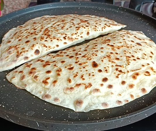 Cızlama ve gözleme, Türk mutfağının sevilen hamur işi lezzetleri arasında yer alır. Her iki yiyecek de özellikle kahvaltı ve çay saatlerinin vazgeçilmez tatlarıdır. Sofralarda cızlama ve gözleme, pratik hazırlanışları ve doyuruculukları ile geniş bir hayran kitlesine sahiptir. Tarihi köklere sahip olan bu iki lezzet, geleneksel yöntemlerin korunmasıyla birlikte günümüz mutfaklarında da modern dokunuşlarla zenginleşir. Sofralar, cızlama ve gözleme ile hem nostaljik hem de lezzet dolu anlara ev sahipliği yapar. Konulu bir haber görseli.