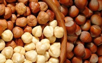 Fındık ve ceviz, sofraların hem lezzet hem de besin değeri açısından vazgeçilmez unsurları arasında yer alıyor. Özellikle kahvaltıdan ana öğünlere, tatlılardan atıştırmalıklara kadar geniş bir kullanım alanına sahip olan bu kuruyemişler, zengin içeriğiyle sağlıklı beslenmenin destekçisi konumunda. Türkiye, özellikle fındık üretiminde dünya lideri olması sebebiyle sofralarda tazeliği ve kalitesiyle öne çıkan fındığı bolca kullanır. Ceviz ise hem taze hem de kırılmış olarak mutfaklarda önemli bir yer tutar. Konulu bir haber görseli.
