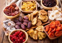 Kuru meyveler, besleyici özellikleri ve uzun raf ömrü ile sofralarda hem tat hem de sağlık açısından önemli bir yere sahiptir. Doğal şekerleri, lif oranları ve vitamin-mineral içerikleri sayesinde, dengeli beslenmenin vazgeçilmez destekçilerindendir. Günümüzde sadece atıştırmalık olarak değil, tatlılardan ana yemeklere, salatalardan kahvaltılara kadar pek çok tarifte kullanılmaktadır. Konulu bir haber görseli.