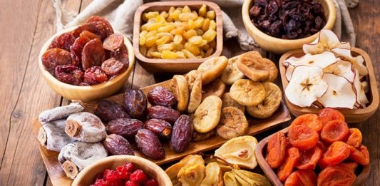 Sofralarda Kuru Meyvelerin Sağlık Ve Lezzet Dolu Dünyası Kuru meyveler, besleyici özellikleri ve uzun raf ömrü ile sofralarda hem tat hem de sağlık açısından önemli bir yere sahiptir. Doğal şekerleri, lif oranları ve vitamin-mineral içerikleri sayesinde, dengeli beslenmenin vazgeçilmez destekçilerindendir. Günümüzde sadece atıştırmalık olarak değil, tatlılardan ana yemeklere, salatalardan kahvaltılara kadar pek çok tarifte kullanılmaktadır. Konulu bir haber görseli.