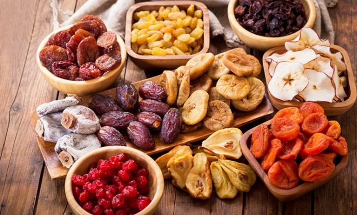 Kuru meyveler, besleyici özellikleri ve uzun raf ömrü ile sofralarda hem tat hem de sağlık açısından önemli bir yere sahiptir. Doğal şekerleri, lif oranları ve vitamin-mineral içerikleri sayesinde, dengeli beslenmenin vazgeçilmez destekçilerindendir. Günümüzde sadece atıştırmalık olarak değil, tatlılardan ana yemeklere, salatalardan kahvaltılara kadar pek çok tarifte kullanılmaktadır. Konulu bir haber görseli.