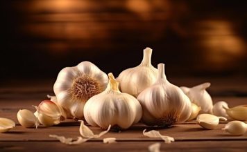 Sofralarda Sarımsak Ve Baharatların Lezzet Sırları Sarımsak ve baharatlar, mutfakların vazgeçilmez lezzet unsurları arasında yer alır. Sofralarda yemeğin tadını ve aromasını zenginleştiren bu doğal malzemeler, hem sağlık açısından hem de damak tadı açısından büyük önem taşır. Özellikle sarımsağın kendine has keskin aroması ve güçlü etkisi, yemeklere derinlik katar. Baharatlar ise çeşidine göre yemeğe renk ve karakter kazandırır. Konulu bir haber görseli.
