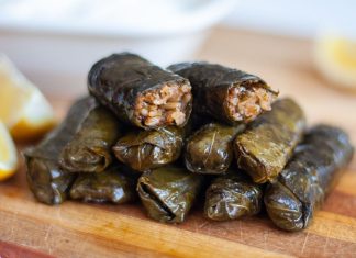 Türk mutfağının en sevilen yemeklerinden olan sarma ve dolma, sofraların baş tacı olarak her dönemde yerini korur. Hem etli hem zeytinyağlı çeşitleriyle geniş bir yelpazeye sahip olan sarma ve dolma, kültürel mirasın lezzetli temsilcilerindendir. Genellikle üzüm yaprağı, lahana, biber, patlıcan gibi sebzeler kullanılarak hazırlanan bu yemekler, farklı iç harçlarıyla sofralara çeşitlilik ve zenginlik katar. Sofralarda sarma ve dolma, misafir sofralarında, özel günlerde ve günlük öğünlerde sıkça tercih edilir. Konulu bir haber görseli.