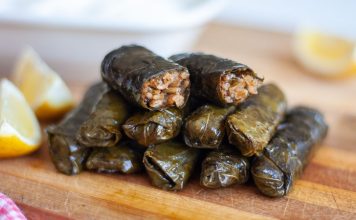 Sofralarda Sarma Ve Dolma Zenginliği Türk mutfağının en sevilen yemeklerinden olan sarma ve dolma, sofraların baş tacı olarak her dönemde yerini korur. Hem etli hem zeytinyağlı çeşitleriyle geniş bir yelpazeye sahip olan sarma ve dolma, kültürel mirasın lezzetli temsilcilerindendir. Genellikle üzüm yaprağı, lahana, biber, patlıcan gibi sebzeler kullanılarak hazırlanan bu yemekler, farklı iç harçlarıyla sofralara çeşitlilik ve zenginlik katar. Sofralarda sarma ve dolma, misafir sofralarında, özel günlerde ve günlük öğünlerde sıkça tercih edilir. Konulu bir haber görseli.