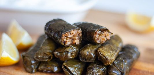 Sofralarda Sarma Ve Dolma Zenginliği Türk mutfağının en sevilen yemeklerinden olan sarma ve dolma, sofraların baş tacı olarak her dönemde yerini korur. Hem etli hem zeytinyağlı çeşitleriyle geniş bir yelpazeye sahip olan sarma ve dolma, kültürel mirasın lezzetli temsilcilerindendir. Genellikle üzüm yaprağı, lahana, biber, patlıcan gibi sebzeler kullanılarak hazırlanan bu yemekler, farklı iç harçlarıyla sofralara çeşitlilik ve zenginlik katar. Sofralarda sarma ve dolma, misafir sofralarında, özel günlerde ve günlük öğünlerde sıkça tercih edilir. Konulu bir haber görseli.