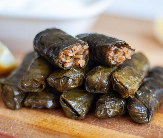 Türk mutfağının en sevilen yemeklerinden olan sarma ve dolma, sofraların baş tacı olarak her dönemde yerini korur. Hem etli hem zeytinyağlı çeşitleriyle geniş bir yelpazeye sahip olan sarma ve dolma, kültürel mirasın lezzetli temsilcilerindendir. Genellikle üzüm yaprağı, lahana, biber, patlıcan gibi sebzeler kullanılarak hazırlanan bu yemekler, farklı iç harçlarıyla sofralara çeşitlilik ve zenginlik katar. Sofralarda sarma ve dolma, misafir sofralarında, özel günlerde ve günlük öğünlerde sıkça tercih edilir. Konulu bir haber görseli.