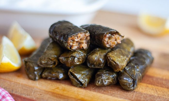 Türk mutfağının en sevilen yemeklerinden olan sarma ve dolma, sofraların baş tacı olarak her dönemde yerini korur. Hem etli hem zeytinyağlı çeşitleriyle geniş bir yelpazeye sahip olan sarma ve dolma, kültürel mirasın lezzetli temsilcilerindendir. Genellikle üzüm yaprağı, lahana, biber, patlıcan gibi sebzeler kullanılarak hazırlanan bu yemekler, farklı iç harçlarıyla sofralara çeşitlilik ve zenginlik katar. Sofralarda sarma ve dolma, misafir sofralarında, özel günlerde ve günlük öğünlerde sıkça tercih edilir. Konulu bir haber görseli.