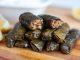 Türk mutfağının en sevilen yemeklerinden olan sarma ve dolma, sofraların baş tacı olarak her dönemde yerini korur. Hem etli hem zeytinyağlı çeşitleriyle geniş bir yelpazeye sahip olan sarma ve dolma, kültürel mirasın lezzetli temsilcilerindendir. Genellikle üzüm yaprağı, lahana, biber, patlıcan gibi sebzeler kullanılarak hazırlanan bu yemekler, farklı iç harçlarıyla sofralara çeşitlilik ve zenginlik katar. Sofralarda sarma ve dolma, misafir sofralarında, özel günlerde ve günlük öğünlerde sıkça tercih edilir. Konulu bir haber görseli.