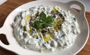 Sofralarda Yoğurtlu Meze Ve Yemekler Sağlıklı Lezzetlerin Buluşması Yoğurt, hem Türk mutfağının hem de dünya mutfaklarının vazgeçilmez besinlerinden biridir. Fermente süt ürünü olarak sindirimi kolaylaştırması ve sağlık faydalarıyla öne çıkan yoğurt, sofralarda meze ve yemek olarak geniş bir kullanım alanı bulur. Sofralarda yoğurtlu meze ve yemekler, hafif ama doyurucu yapılarıyla her mevsim tercih edilir. Yoğurdun serinletici ve ferahlatıcı etkisi, özellikle yaz sofralarında sıklıkla yer almasını sağlar. Konulu bir haber görseli.