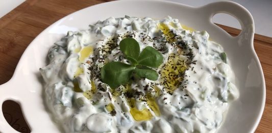 Sofralarda Yoğurtlu Meze Ve Yemekler Sağlıklı Lezzetlerin Buluşması Yoğurt, hem Türk mutfağının hem de dünya mutfaklarının vazgeçilmez besinlerinden biridir. Fermente süt ürünü olarak sindirimi kolaylaştırması ve sağlık faydalarıyla öne çıkan yoğurt, sofralarda meze ve yemek olarak geniş bir kullanım alanı bulur. Sofralarda yoğurtlu meze ve yemekler, hafif ama doyurucu yapılarıyla her mevsim tercih edilir. Yoğurdun serinletici ve ferahlatıcı etkisi, özellikle yaz sofralarında sıklıkla yer almasını sağlar. Konulu bir haber görseli.