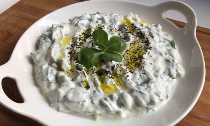 Yoğurt, hem Türk mutfağının hem de dünya mutfaklarının vazgeçilmez besinlerinden biridir. Fermente süt ürünü olarak sindirimi kolaylaştırması ve sağlık faydalarıyla öne çıkan yoğurt, sofralarda meze ve yemek olarak geniş bir kullanım alanı bulur. Sofralarda yoğurtlu meze ve yemekler, hafif ama doyurucu yapılarıyla her mevsim tercih edilir. Yoğurdun serinletici ve ferahlatıcı etkisi, özellikle yaz sofralarında sıklıkla yer almasını sağlar. Konulu bir haber görseli.