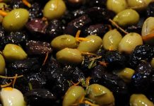 Zeytin, Akdeniz mutfağının en önemli ve en eski besinlerinden biri olarak sofralarda vazgeçilmez bir yer tutar. Hem sofralık olarak hem de zeytinyağı yapımında kullanılan zeytin, çeşitliliğiyle de dikkat çeker. Türkiye’de özellikle Ege, Marmara ve Akdeniz bölgelerinde yetişen birçok zeytin türü bulunur. Sofralarda zeytin çeşitleri, farklı tat ve aromalarıyla hem damak tadını zenginleştirir hem de kültürel bir miras olarak nesilden nesile aktarılır. Konulu bir haber görseli.