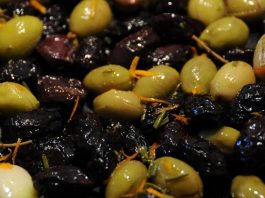 Sofralarda Zeytin Çeşitleri Ve Lezzet Dünyası Zeytin, Akdeniz mutfağının en önemli ve en eski besinlerinden biri olarak sofralarda vazgeçilmez bir yer tutar. Hem sofralık olarak hem de zeytinyağı yapımında kullanılan zeytin, çeşitliliğiyle de dikkat çeker. Türkiye’de özellikle Ege, Marmara ve Akdeniz bölgelerinde yetişen birçok zeytin türü bulunur. Sofralarda zeytin çeşitleri, farklı tat ve aromalarıyla hem damak tadını zenginleştirir hem de kültürel bir miras olarak nesilden nesile aktarılır. Konulu bir haber görseli.
