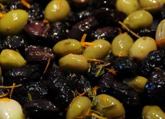 Sofralarda Zeytin Çeşitleri Ve Lezzet Dünyası Zeytin, Akdeniz mutfağının en önemli ve en eski besinlerinden biri olarak sofralarda vazgeçilmez bir yer tutar. Hem sofralık olarak hem de zeytinyağı yapımında kullanılan zeytin, çeşitliliğiyle de dikkat çeker. Türkiye’de özellikle Ege, Marmara ve Akdeniz bölgelerinde yetişen birçok zeytin türü bulunur. Sofralarda zeytin çeşitleri, farklı tat ve aromalarıyla hem damak tadını zenginleştirir hem de kültürel bir miras olarak nesilden nesile aktarılır. Konulu bir haber görseli.
