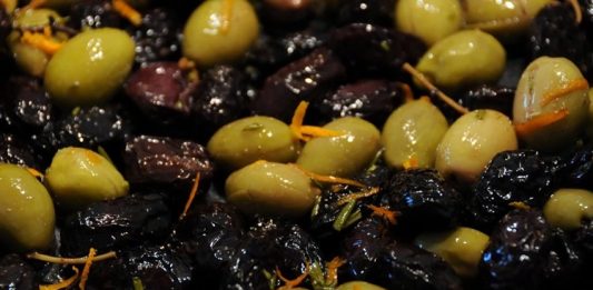 Sofralarda Zeytin Çeşitleri Ve Lezzet Dünyası Zeytin, Akdeniz mutfağının en önemli ve en eski besinlerinden biri olarak sofralarda vazgeçilmez bir yer tutar. Hem sofralık olarak hem de zeytinyağı yapımında kullanılan zeytin, çeşitliliğiyle de dikkat çeker. Türkiye’de özellikle Ege, Marmara ve Akdeniz bölgelerinde yetişen birçok zeytin türü bulunur. Sofralarda zeytin çeşitleri, farklı tat ve aromalarıyla hem damak tadını zenginleştirir hem de kültürel bir miras olarak nesilden nesile aktarılır. Konulu bir haber görseli.