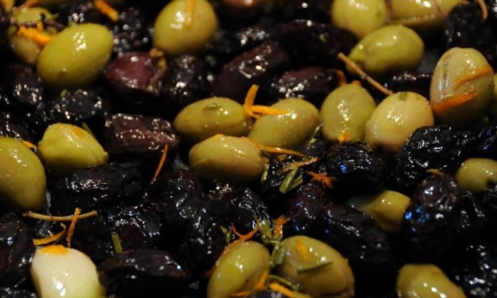 Zeytin, Akdeniz mutfağının en önemli ve en eski besinlerinden biri olarak sofralarda vazgeçilmez bir yer tutar. Hem sofralık olarak hem de zeytinyağı yapımında kullanılan zeytin, çeşitliliğiyle de dikkat çeker. Türkiye’de özellikle Ege, Marmara ve Akdeniz bölgelerinde yetişen birçok zeytin türü bulunur. Sofralarda zeytin çeşitleri, farklı tat ve aromalarıyla hem damak tadını zenginleştirir hem de kültürel bir miras olarak nesilden nesile aktarılır. Konulu bir haber görseli.
