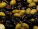 Zeytin, Akdeniz mutfağının en önemli ve en eski besinlerinden biri olarak sofralarda vazgeçilmez bir yer tutar. Hem sofralık olarak hem de zeytinyağı yapımında kullanılan zeytin, çeşitliliğiyle de dikkat çeker. Türkiye’de özellikle Ege, Marmara ve Akdeniz bölgelerinde yetişen birçok zeytin türü bulunur. Sofralarda zeytin çeşitleri, farklı tat ve aromalarıyla hem damak tadını zenginleştirir hem de kültürel bir miras olarak nesilden nesile aktarılır. Konulu bir haber görseli.