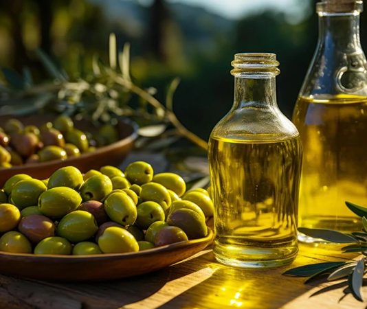 Türkiye’nin dört bir yanında yetiştirilen zeytin ağaçları, yalnızca ekonomik değil aynı zamanda kültürel bir zenginliğin de temsilcisidir. Bu kıymetli meyveden elde edilen zeytinyağı, yüzyıllardır sofralarımızın vazgeçilmezi olarak yerini koruyor. Ancak son yıllarda zeytinyağı tüketimi yalnızca geleneksel lezzet anlayışıyla sınırlı kalmıyor; aynı zamanda sağlıklı yaşam trendlerinin de merkezine yerleşmiş durumda. Konulu bir haber görseli.