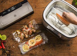 Sous Vide Teknikleri İle Mükemmel Pişirme Sanatı Sous vide tekniği, son yıllarda hem profesyonel şeflerin hem de ev aşçılarının ilgisini çeken modern bir pişirme yöntemi olarak öne çıkıyor. Fransızca kökenli bu terim, “vakum altında” anlamına gelir ve yiyeceklerin vakum torbası içinde düşük sıcaklıkta, uzun süre boyunca su banyosunda pişirilmesini ifade eder. Konulu bir haber görseli.
