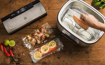 Sous vide tekniği, son yıllarda hem profesyonel şeflerin hem de ev aşçılarının ilgisini çeken modern bir pişirme yöntemi olarak öne çıkıyor. Fransızca kökenli bu terim, “vakum altında” anlamına gelir ve yiyeceklerin vakum torbası içinde düşük sıcaklıkta, uzun süre boyunca su banyosunda pişirilmesini ifade eder. Konulu bir haber görseli.