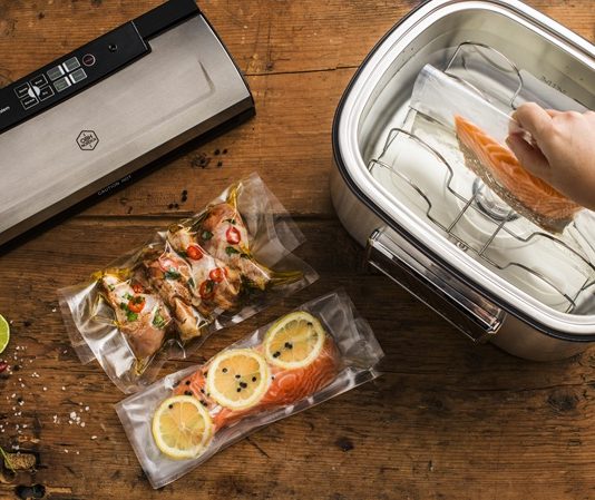 Sous vide tekniği, son yıllarda hem profesyonel şeflerin hem de ev aşçılarının ilgisini çeken modern bir pişirme yöntemi olarak öne çıkıyor. Fransızca kökenli bu terim, “vakum altında” anlamına gelir ve yiyeceklerin vakum torbası içinde düşük sıcaklıkta, uzun süre boyunca su banyosunda pişirilmesini ifade eder. Konulu bir haber görseli.