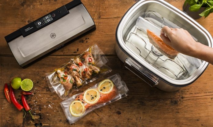 Sous vide tekniği, son yıllarda hem profesyonel şeflerin hem de ev aşçılarının ilgisini çeken modern bir pişirme yöntemi olarak öne çıkıyor. Fransızca kökenli bu terim, “vakum altında” anlamına gelir ve yiyeceklerin vakum torbası içinde düşük sıcaklıkta, uzun süre boyunca su banyosunda pişirilmesini ifade eder. Konulu bir haber görseli.