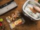 Sous Vide Teknikleri İle Mükemmel Pişirme Sanatı Sous vide tekniği, son yıllarda hem profesyonel şeflerin hem de ev aşçılarının ilgisini çeken modern bir pişirme yöntemi olarak öne çıkıyor. Fransızca kökenli bu terim, “vakum altında” anlamına gelir ve yiyeceklerin vakum torbası içinde düşük sıcaklıkta, uzun süre boyunca su banyosunda pişirilmesini ifade eder. Konulu bir haber görseli.