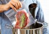 Sous vide Fransızca’da “vakum altında” anlamına gelen bir pişirme tekniğidir. Yiyecekler özel poşetlerin içine yerleştirilip vakumlanır ve ardından kontrollü bir şekilde düşük sıcaklıkta su banyosunda pişirilir. Bu yöntem 1970’li yıllarda profesyonel şefler tarafından keşfedilmiş ve zamanla restoran mutfaklarından ev mutfaklarına kadar yayılmıştır. Özellikle et, balık ve sebzelerde istenen pişirme derecesine ulaşmayı kolaylaştırdığı için tercih edilmektedir. Konulu bir haber görseli.