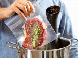 Sous Vide Yöntemiyle Yemeklerde Mükemmel Lezzet Sous vide Fransızca’da “vakum altında” anlamına gelen bir pişirme tekniğidir. Yiyecekler özel poşetlerin içine yerleştirilip vakumlanır ve ardından kontrollü bir şekilde düşük sıcaklıkta su banyosunda pişirilir. Bu yöntem 1970’li yıllarda profesyonel şefler tarafından keşfedilmiş ve zamanla restoran mutfaklarından ev mutfaklarına kadar yayılmıştır. Özellikle et, balık ve sebzelerde istenen pişirme derecesine ulaşmayı kolaylaştırdığı için tercih edilmektedir. Konulu bir haber görseli.