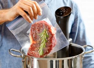 Sous Vide Yöntemiyle Yemeklerde Mükemmel Lezzet Sous vide Fransızca’da “vakum altında” anlamına gelen bir pişirme tekniğidir. Yiyecekler özel poşetlerin içine yerleştirilip vakumlanır ve ardından kontrollü bir şekilde düşük sıcaklıkta su banyosunda pişirilir. Bu yöntem 1970’li yıllarda profesyonel şefler tarafından keşfedilmiş ve zamanla restoran mutfaklarından ev mutfaklarına kadar yayılmıştır. Özellikle et, balık ve sebzelerde istenen pişirme derecesine ulaşmayı kolaylaştırdığı için tercih edilmektedir. Konulu bir haber görseli.