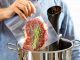 Sous vide Fransızca’da “vakum altında” anlamına gelen bir pişirme tekniğidir. Yiyecekler özel poşetlerin içine yerleştirilip vakumlanır ve ardından kontrollü bir şekilde düşük sıcaklıkta su banyosunda pişirilir. Bu yöntem 1970’li yıllarda profesyonel şefler tarafından keşfedilmiş ve zamanla restoran mutfaklarından ev mutfaklarına kadar yayılmıştır. Özellikle et, balık ve sebzelerde istenen pişirme derecesine ulaşmayı kolaylaştırdığı için tercih edilmektedir. Konulu bir haber görseli.