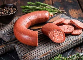 Restoranlar ve kafelerde sucuklu kahvaltı menüleri, klasik kahvaltı seçeneklerine lezzet katarak sofraları zenginleştirir. Özellikle hafta sonu kahvaltılarında sucuk, hem çocuklar hem de yetişkinler tarafından tercih edilen bir öğün haline gelmiştir.