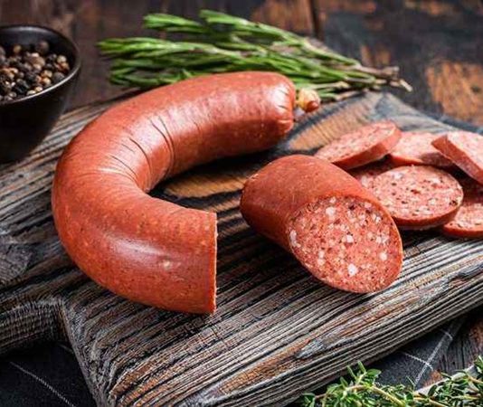 Restoranlar ve kafelerde sucuklu kahvaltı menüleri, klasik kahvaltı seçeneklerine lezzet katarak sofraları zenginleştirir. Özellikle hafta sonu kahvaltılarında sucuk, hem çocuklar hem de yetişkinler tarafından tercih edilen bir öğün haline gelmiştir.