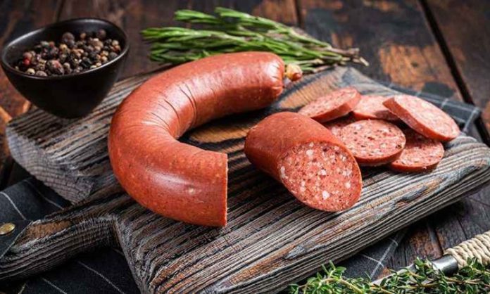 Restoranlar ve kafelerde sucuklu kahvaltı menüleri, klasik kahvaltı seçeneklerine lezzet katarak sofraları zenginleştirir. Özellikle hafta sonu kahvaltılarında sucuk, hem çocuklar hem de yetişkinler tarafından tercih edilen bir öğün haline gelmiştir.