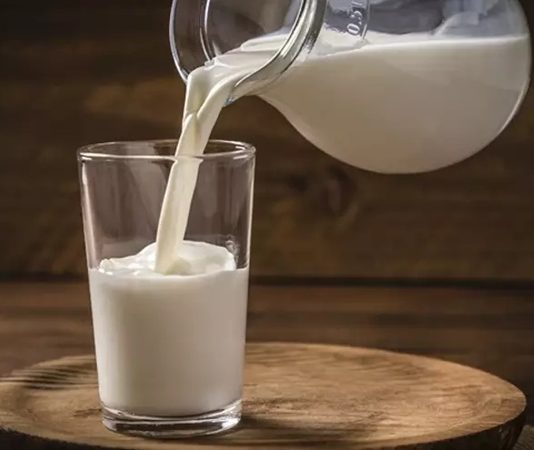 Süt, yüksek besin değerine sahip bir içecektir. İçeriğinde protein, kalsiyum, vitaminler ve mineraller bulunur.