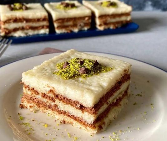 Sütlü tatlılar, Türk mutfağının en sevilen ve hafif tatlı seçenekleri arasında yer alır. Yüzyıllardır sofralarımızda yer bulan bu tatlılar, hem lezzeti hem de besleyici özellikleri ile öne çıkar. Özellikle yaz aylarında ferahlatıcı etkisi, kış aylarında ise sıcak ve huzur verici aroması ile tercih edilir. Sütlü tatlıların en önemli özelliği, süt bazlı olmaları sayesinde düşük yağ oranına sahip olmalarıdır. Bu sayede hem yetişkinler hem de çocuklar için sağlıklı bir tatlı alternatifi oluştururlar. Konulu bir haber görseli.