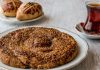 Tahinle fırın tatlısı, hem tahinin kendine has aroması hem de pişirme teknikleriyle benzersiz bir lezzet sunar.