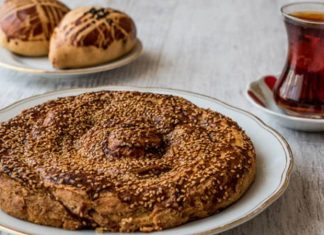 Tahinle fırın tatlısı, hem tahinin kendine has aroması hem de pişirme teknikleriyle benzersiz bir lezzet sunar.