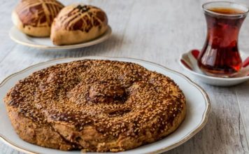 Tahinle Fırın Tatlısı: Gelenekten Modern Sofralara Lezzet Yolculuğu Tahinle fırın tatlısı, hem tahinin kendine has aroması hem de pişirme teknikleriyle benzersiz bir lezzet sunar.