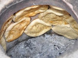 Tandır ve Fırın Lezzetleriyle Gelenekten Sofraya Yolculuk Tandır ve fırın lezzetleri, yüzyıllardır Anadolu mutfağının en köklü tatları arasında yer alıyor. Ateşin gücüyle pişen yemekler, hem damaklarda unutulmaz izler bırakıyor hem de mis gibi kokusuyla sofraları şenlendiriyor. Özellikle taş fırınlarda veya tandır ocaklarında pişen yemekler, modern mutfaklarda dahi hâlâ tercih ediliyor. Bu lezzetlerin sırrı, yavaş pişirme yöntemiyle içindeki aromayı korumasında ve etin ya da hamurun doğal tadını ön plana çıkarmasında yatıyor. Konulu bir haber görseli.