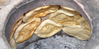 Tandır ve fırın lezzetleri, yüzyıllardır Anadolu mutfağının en köklü tatları arasında yer alıyor. Ateşin gücüyle pişen yemekler, hem damaklarda unutulmaz izler bırakıyor hem de mis gibi kokusuyla sofraları şenlendiriyor. Özellikle taş fırınlarda veya tandır ocaklarında pişen yemekler, modern mutfaklarda dahi hâlâ tercih ediliyor. Bu lezzetlerin sırrı, yavaş pişirme yöntemiyle içindeki aromayı korumasında ve etin ya da hamurun doğal tadını ön plana çıkarmasında yatıyor. Konulu bir haber görseli.