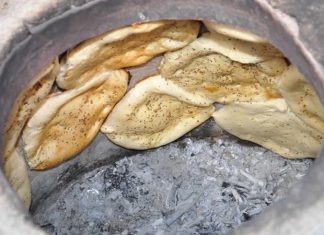 Tandır ve Fırın Lezzetleriyle Gelenekten Sofraya Yolculuk Tandır ve fırın lezzetleri, yüzyıllardır Anadolu mutfağının en köklü tatları arasında yer alıyor. Ateşin gücüyle pişen yemekler, hem damaklarda unutulmaz izler bırakıyor hem de mis gibi kokusuyla sofraları şenlendiriyor. Özellikle taş fırınlarda veya tandır ocaklarında pişen yemekler, modern mutfaklarda dahi hâlâ tercih ediliyor. Bu lezzetlerin sırrı, yavaş pişirme yöntemiyle içindeki aromayı korumasında ve etin ya da hamurun doğal tadını ön plana çıkarmasında yatıyor. Konulu bir haber görseli.