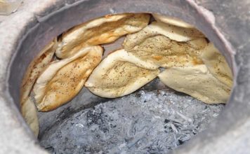 Tandır ve Fırın Lezzetleriyle Gelenekten Sofraya Yolculuk Tandır ve fırın lezzetleri, yüzyıllardır Anadolu mutfağının en köklü tatları arasında yer alıyor. Ateşin gücüyle pişen yemekler, hem damaklarda unutulmaz izler bırakıyor hem de mis gibi kokusuyla sofraları şenlendiriyor. Özellikle taş fırınlarda veya tandır ocaklarında pişen yemekler, modern mutfaklarda dahi hâlâ tercih ediliyor. Bu lezzetlerin sırrı, yavaş pişirme yöntemiyle içindeki aromayı korumasında ve etin ya da hamurun doğal tadını ön plana çıkarmasında yatıyor. Konulu bir haber görseli.