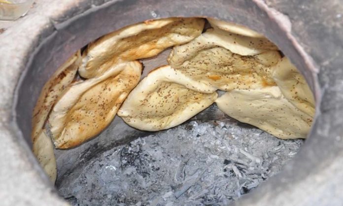 Tandır ve fırın lezzetleri, yüzyıllardır Anadolu mutfağının en köklü tatları arasında yer alıyor. Ateşin gücüyle pişen yemekler, hem damaklarda unutulmaz izler bırakıyor hem de mis gibi kokusuyla sofraları şenlendiriyor. Özellikle taş fırınlarda veya tandır ocaklarında pişen yemekler, modern mutfaklarda dahi hâlâ tercih ediliyor. Bu lezzetlerin sırrı, yavaş pişirme yöntemiyle içindeki aromayı korumasında ve etin ya da hamurun doğal tadını ön plana çıkarmasında yatıyor. Konulu bir haber görseli.