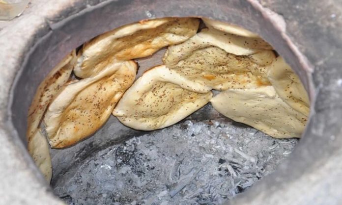 Tandırlama, Türk mutfağının en köklü ve karakteristik pişirme yöntemlerinden biridir. Asırlardır Anadolu’da uygulanan bu yöntem, yalnızca bir yemek pişirme tekniği olmanın ötesinde, toplumsal bir kültürün ve ortak yaşam biçiminin de yansımasıdır. Göçebe Türk topluluklarının Orta Asya’dan taşıdığı bu gelenek, yerleşik hayata geçildikten sonra da korunmuş ve özellikle kırsal bölgelerde vazgeçilmez hale gelmiştir. Konulu bir haber görseli.