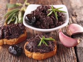 Tapenade: Akdeniz’in Eşsiz Zeytin Ezmesi Sofraları Süslemeye Devam Ediyor Tapenade, hem kahvaltılarda ekmek üzerine sürü