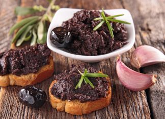Tapenade, hem kahvaltılarda ekmek üzerine sürü