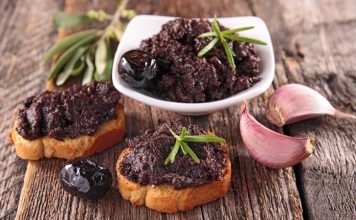 Tapenade: Akdeniz’in Eşsiz Zeytin Ezmesi Sofraları Süslemeye Devam Ediyor Tapenade, hem kahvaltılarda ekmek üzerine sürü