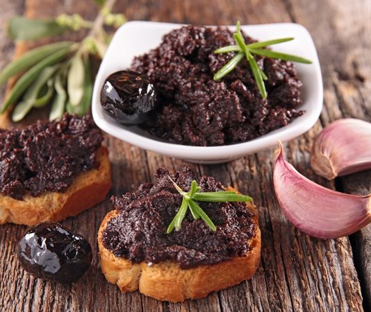 Tapenade, hem kahvaltılarda ekmek üzerine sürü